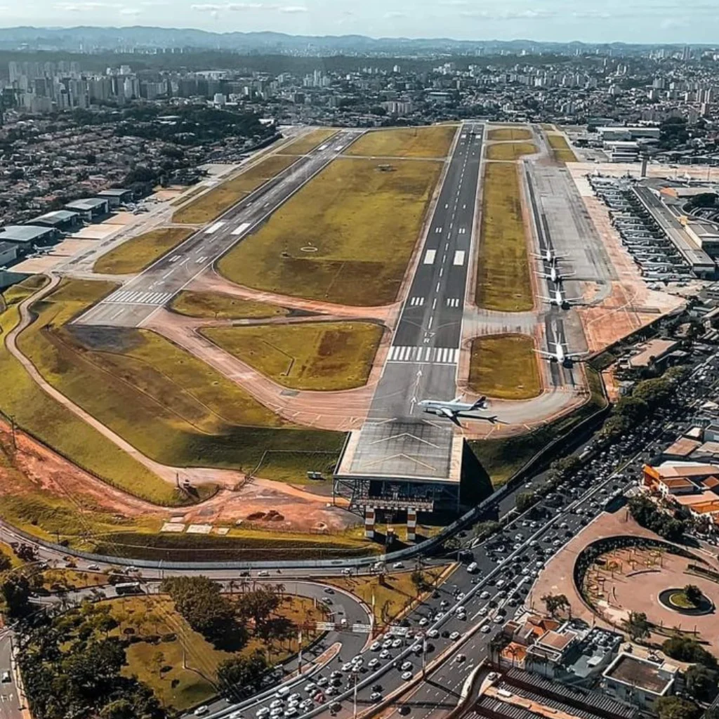 transito intenso nos acessos ao aeroporto de congonhas em sao paulo com carros parados em horario de pico
